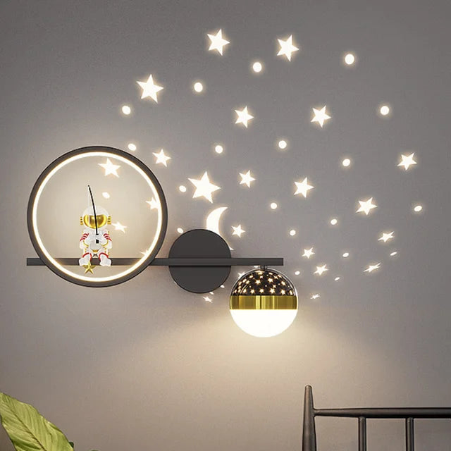Lampa ścienna LED SternLumi dla dzieci z projekcją gwiazd ciepła
