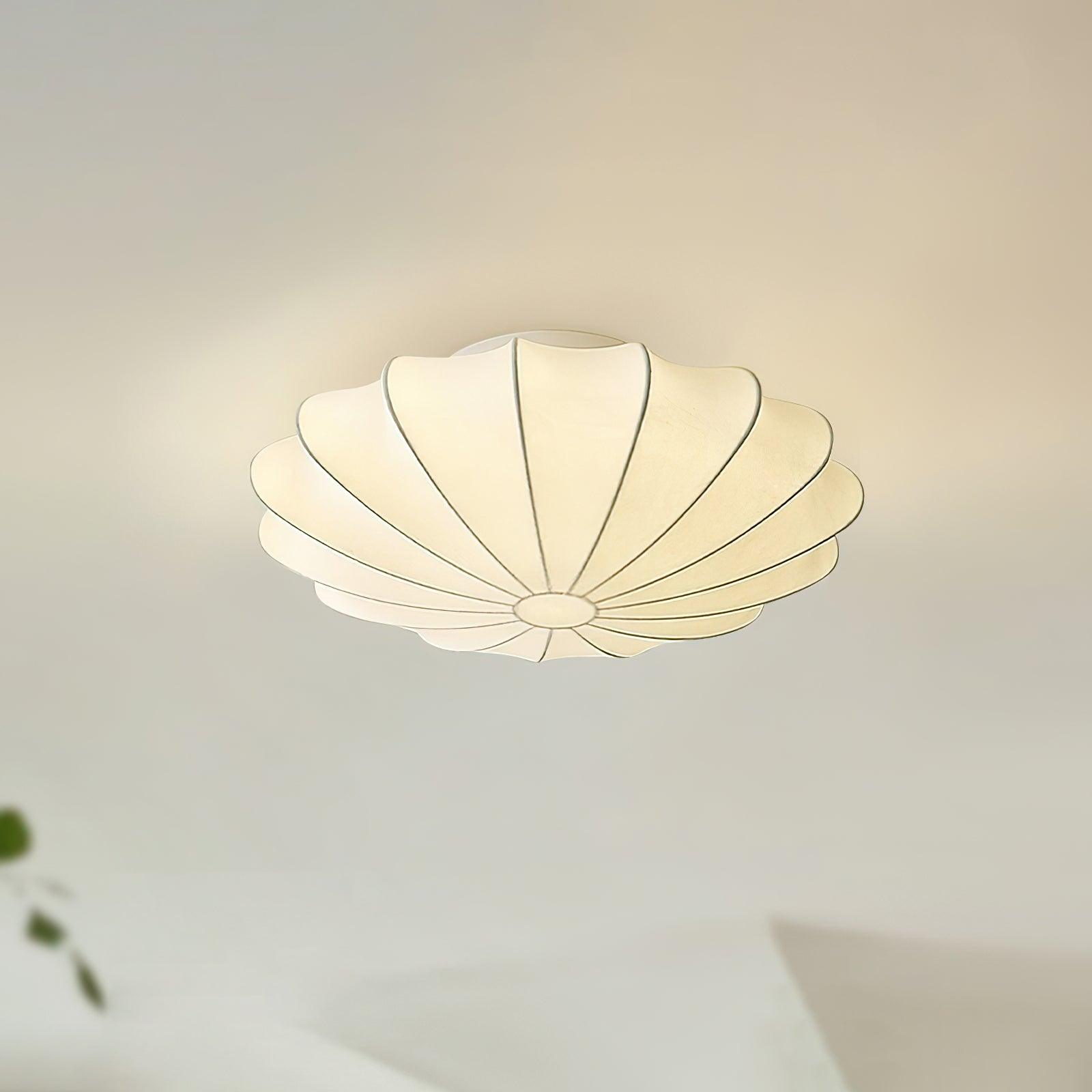 Okrągła lampa sufitowa z materiałowym kloszem i oprawą E27