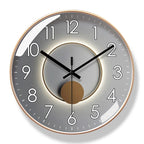 Runde Wanduhr mit lautlosem Uhrwerk und klarer Gestaltung
