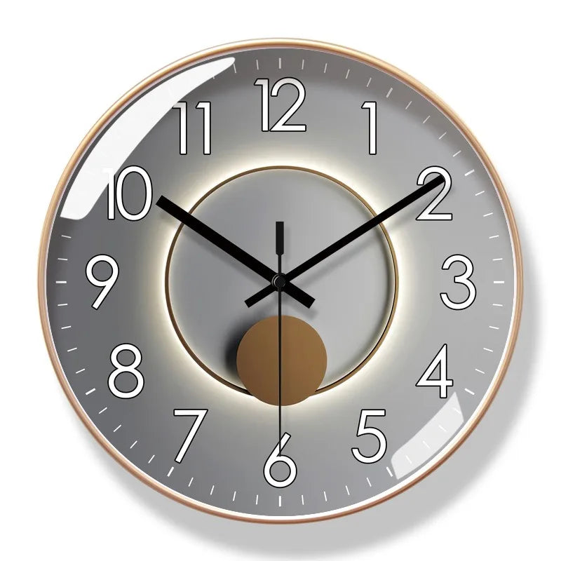 Runde Wanduhr mit lautlosem Uhrwerk und klarer Gestaltung