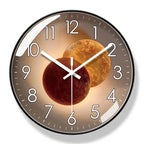 Runde Wanduhr mit lautlosem Uhrwerk und klarer Gestaltung