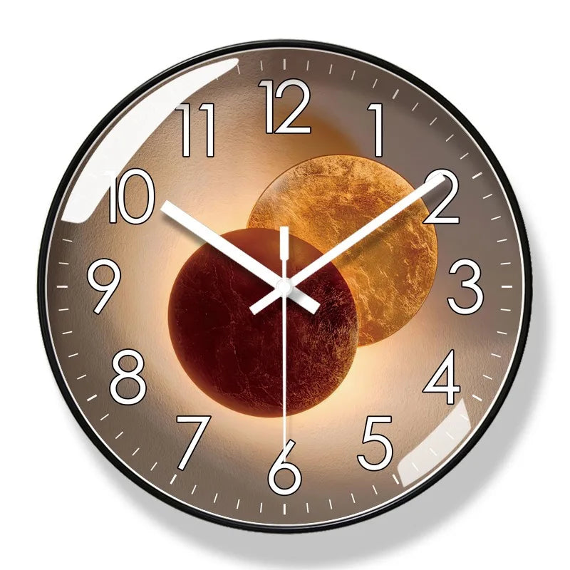 Runde Wanduhr mit lautlosem Uhrwerk und klarer Gestaltung