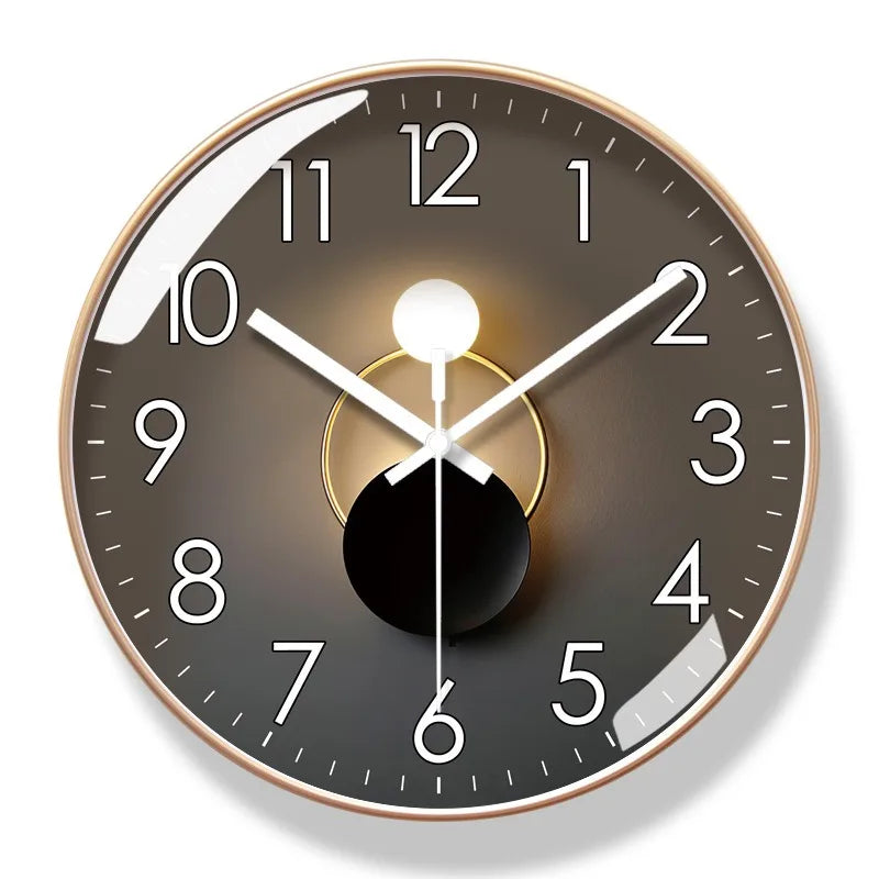 Runde Wanduhr mit lautlosem Uhrwerk und klarer Gestaltung