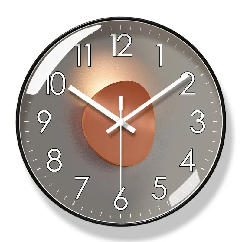 Runde Wanduhr mit lautlosem Uhrwerk und klarer Gestaltung