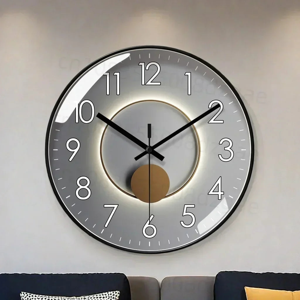 Runde Wanduhr mit lautlosem Uhrwerk und klarer Gestaltung