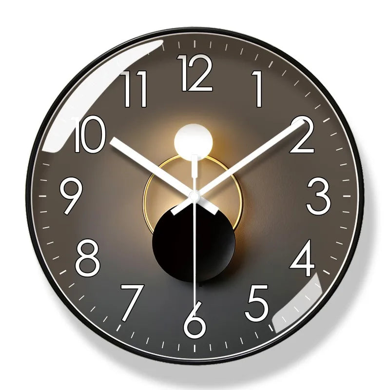 Runde Wanduhr mit lautlosem Uhrwerk und klarer Gestaltung