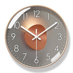 Runde Wanduhr mit lautlosem Uhrwerk und klarer Gestaltung