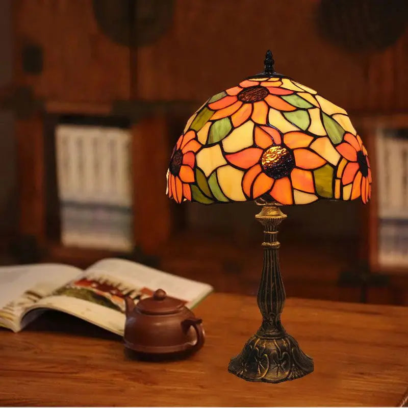 Luminara Tiffany bordlampe med farvet glasdesign