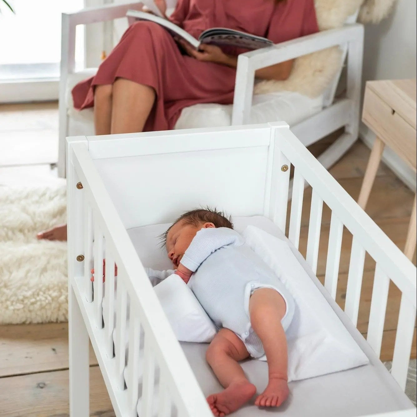 SchlafNest baby ligge pude med justerbare sidestøtter