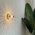 Glavira Wandleuchte mit Glas Kugel und Metallhalterung