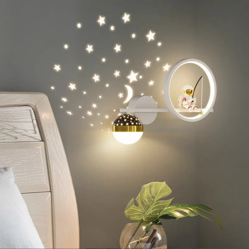 Lampa ścienna LED SternLumi dla dzieci z projekcją gwiazd ciepła