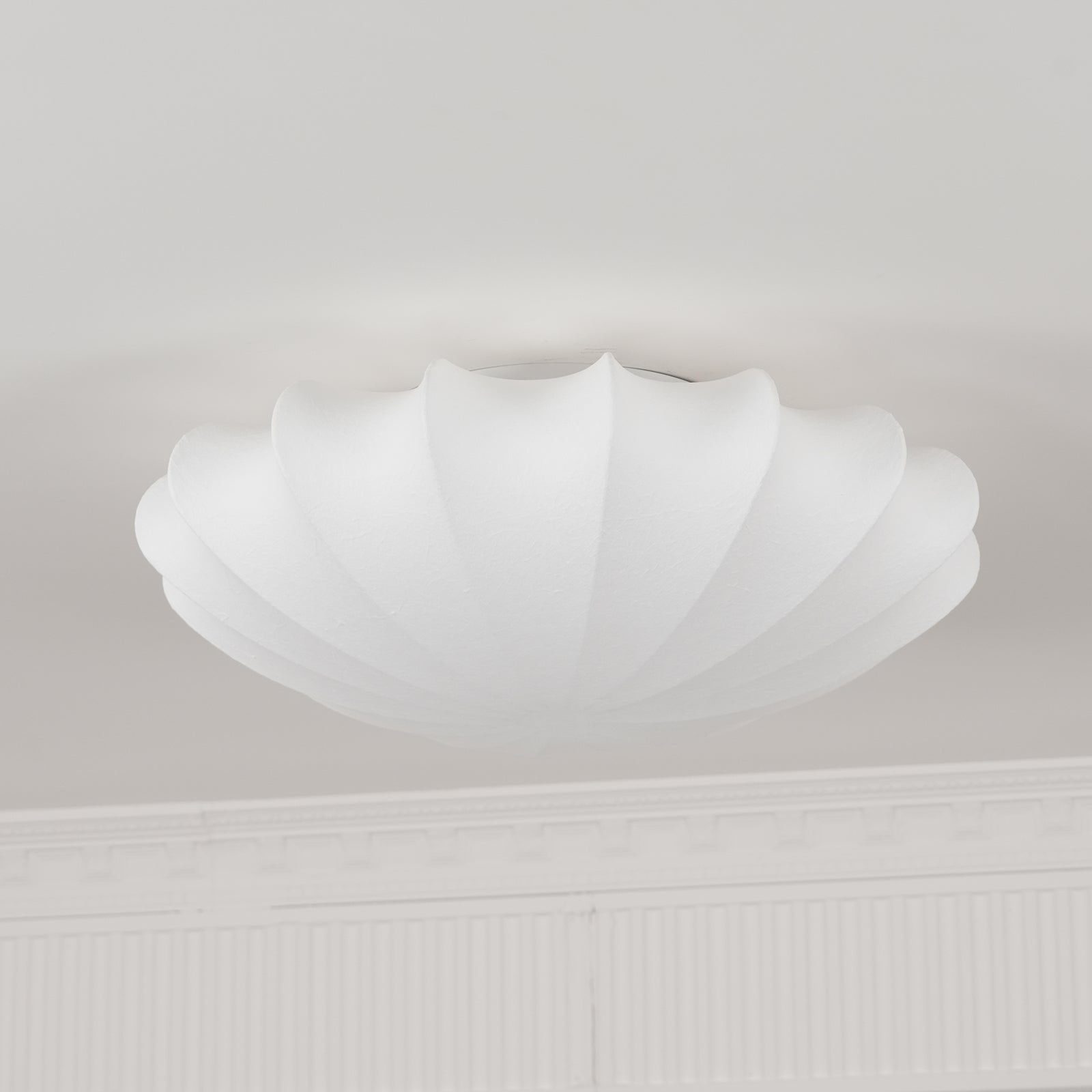 Okrągła lampa sufitowa z materiałowym kloszem i oprawą E27