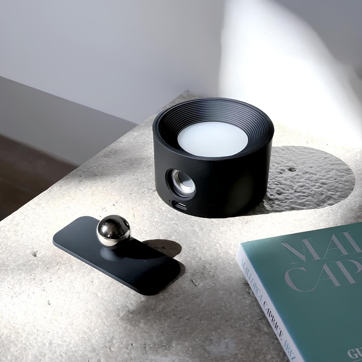 Bezprzewodowa lampa ścienna LED z obrotową głowicą i ładowaniem USB