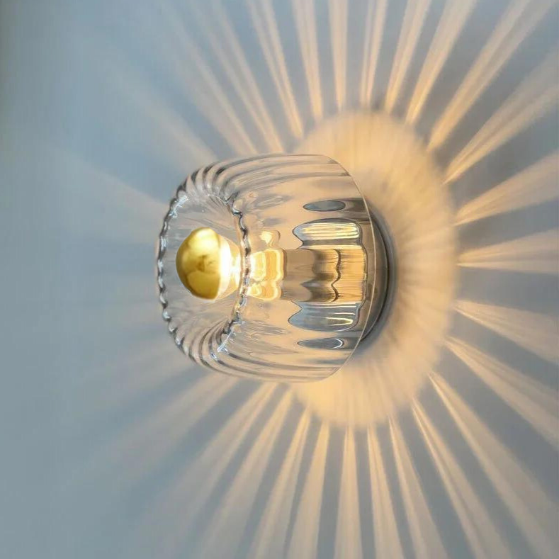 Glavira Wandleuchte mit Glas Kugel und Metallhalterung