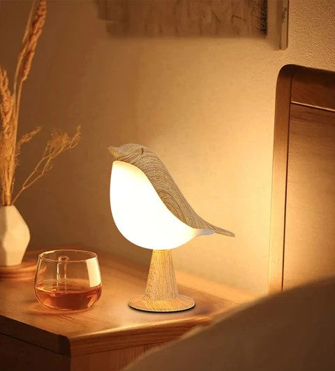 NestGlow fuglenatlampe med touchstyring og USB-opladning