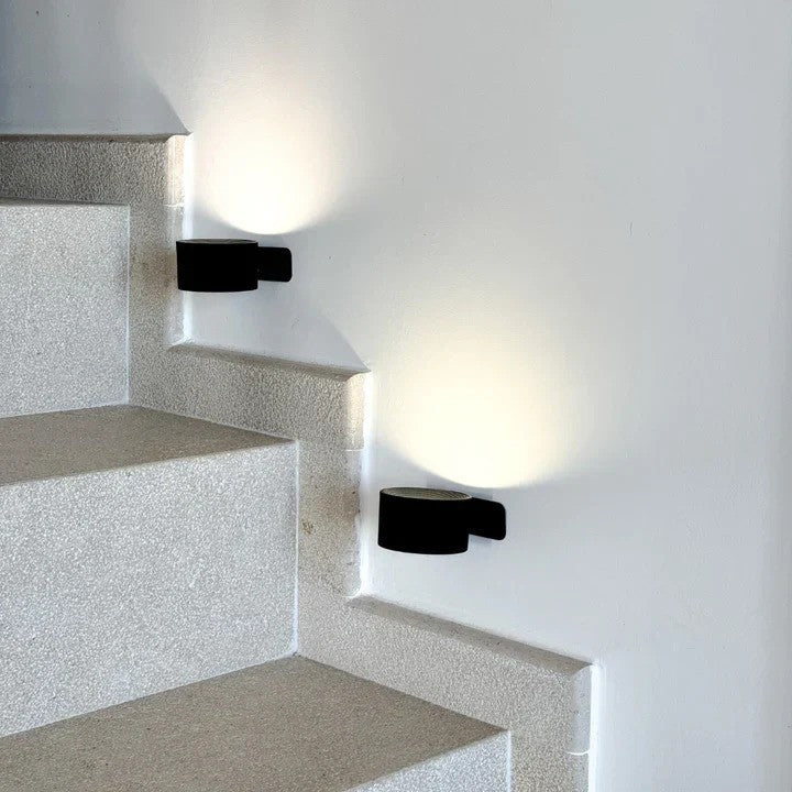 Bezprzewodowa lampa ścienna LED z obrotową głowicą i ładowaniem USB