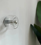 Glavira Wandleuchte mit Glas Kugel und Metallhalterung