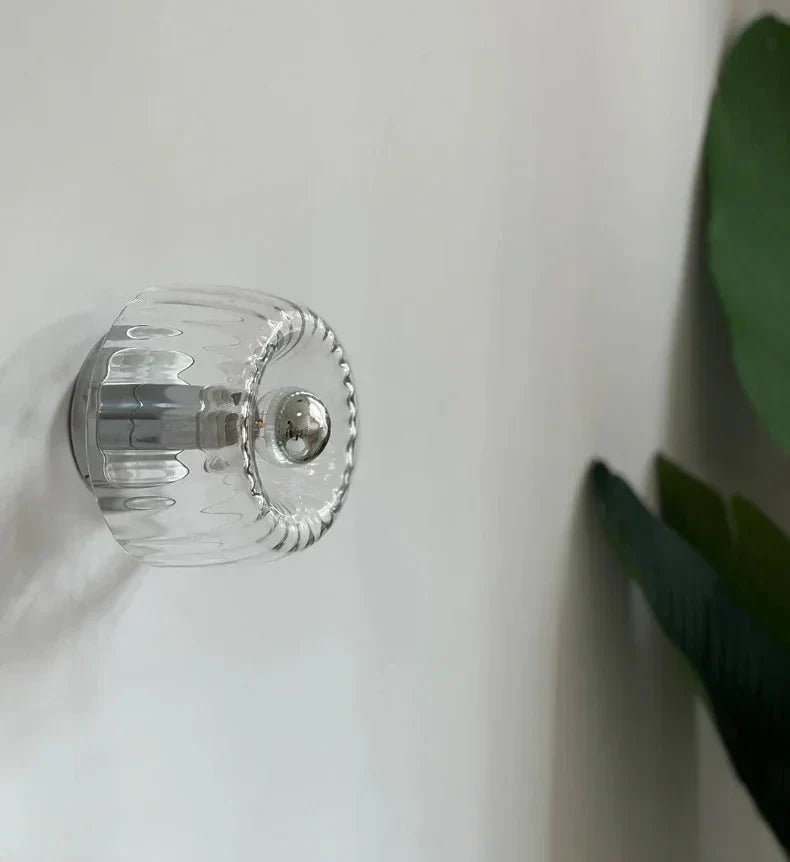 Glavira Wandleuchte mit Glas Kugel und Metallhalterung
