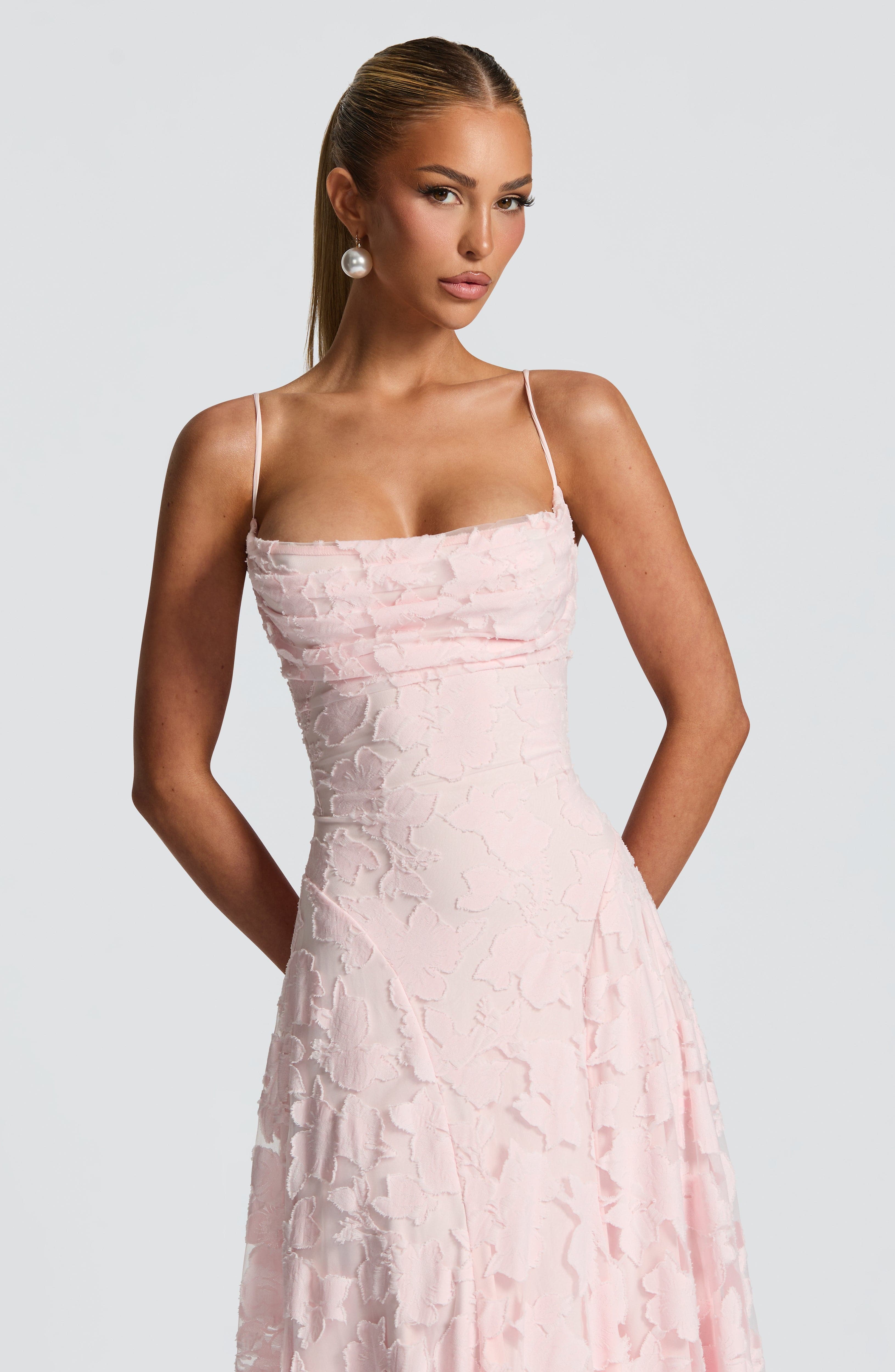 Blütenzauber Maxikleid mit Schnürdetail – Florales Sommerkleid Damen