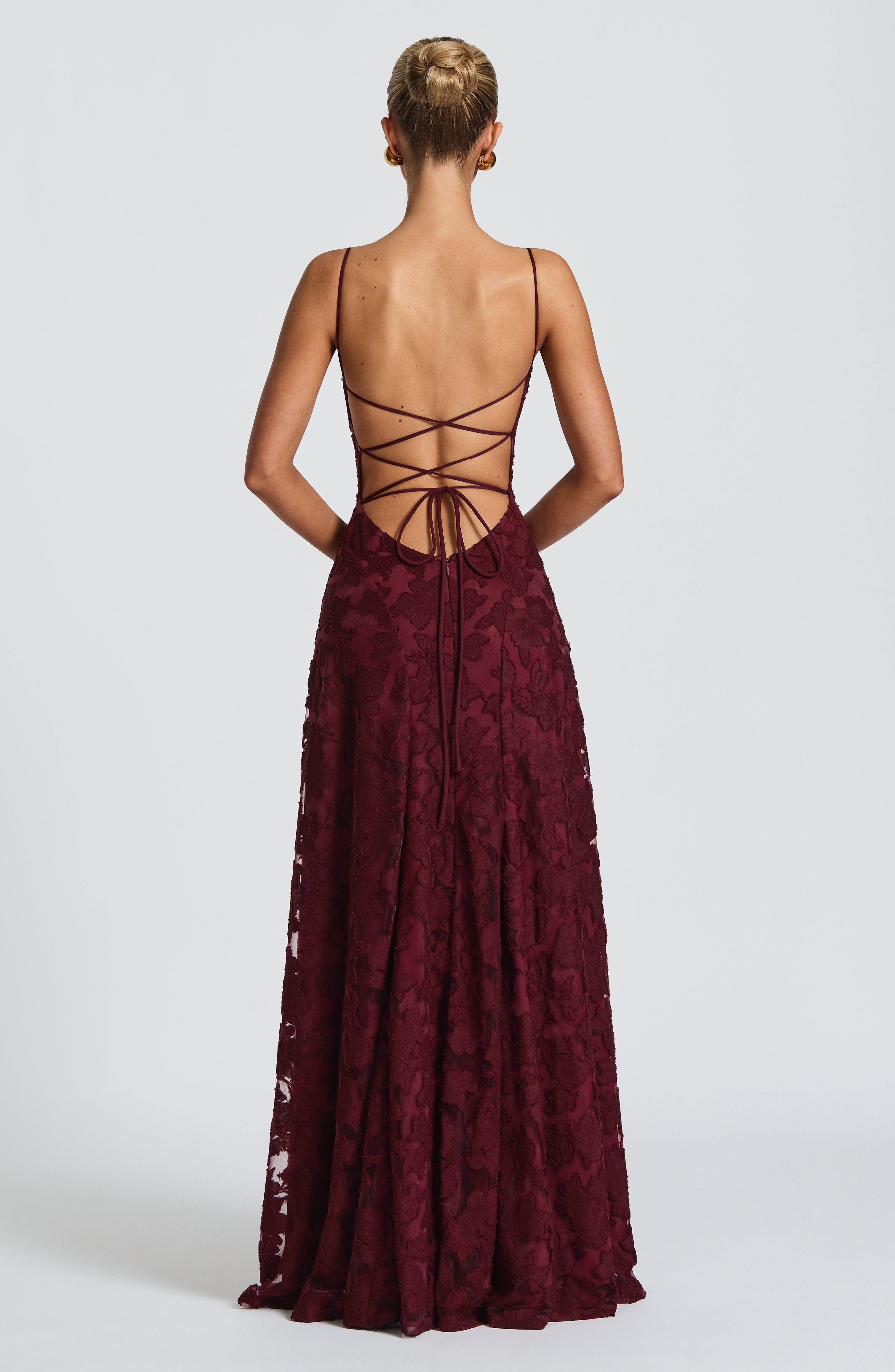 Blütenzauber Maxikleid mit Schnürdetail – Florales Sommerkleid Damen
