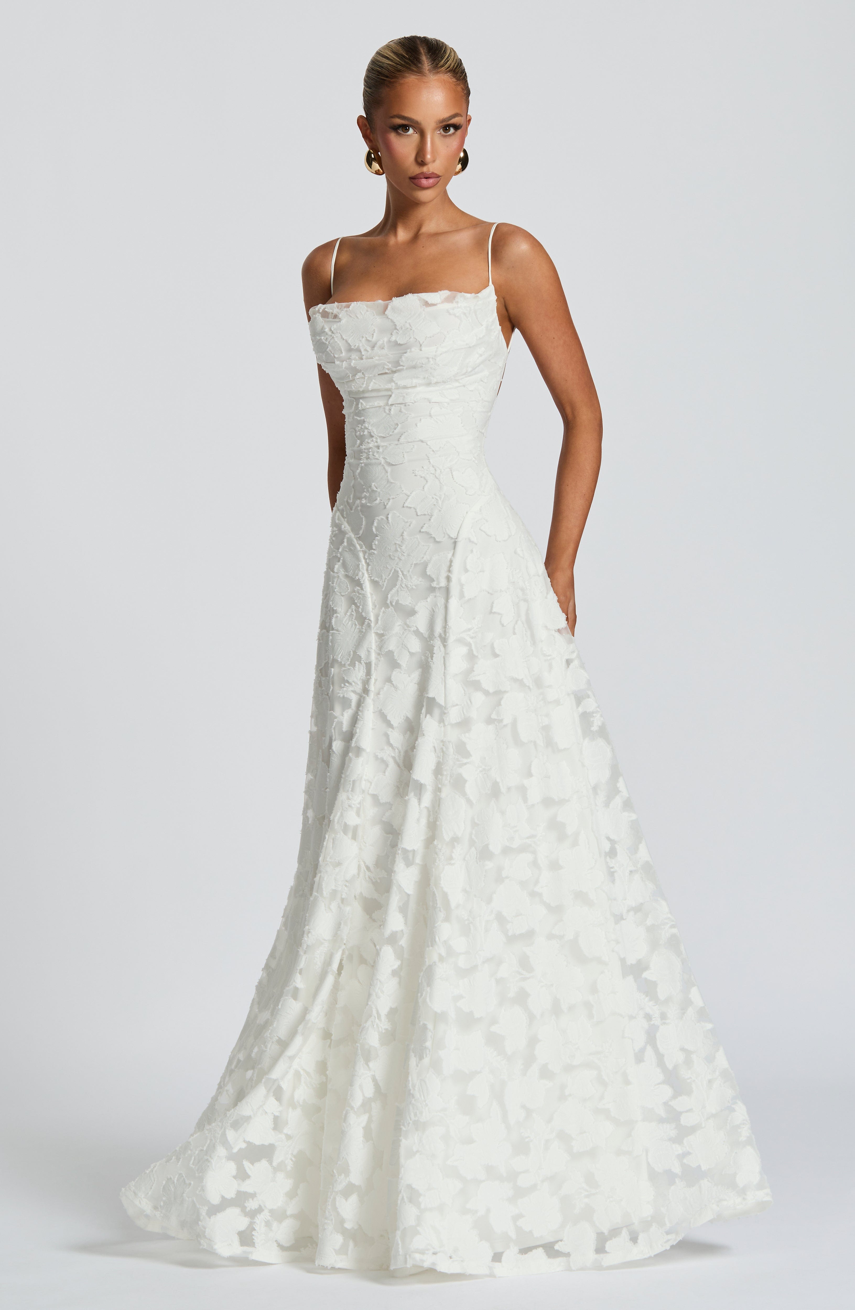 Blütenzauber Maxikleid mit Schnürdetail – Florales Sommerkleid Damen