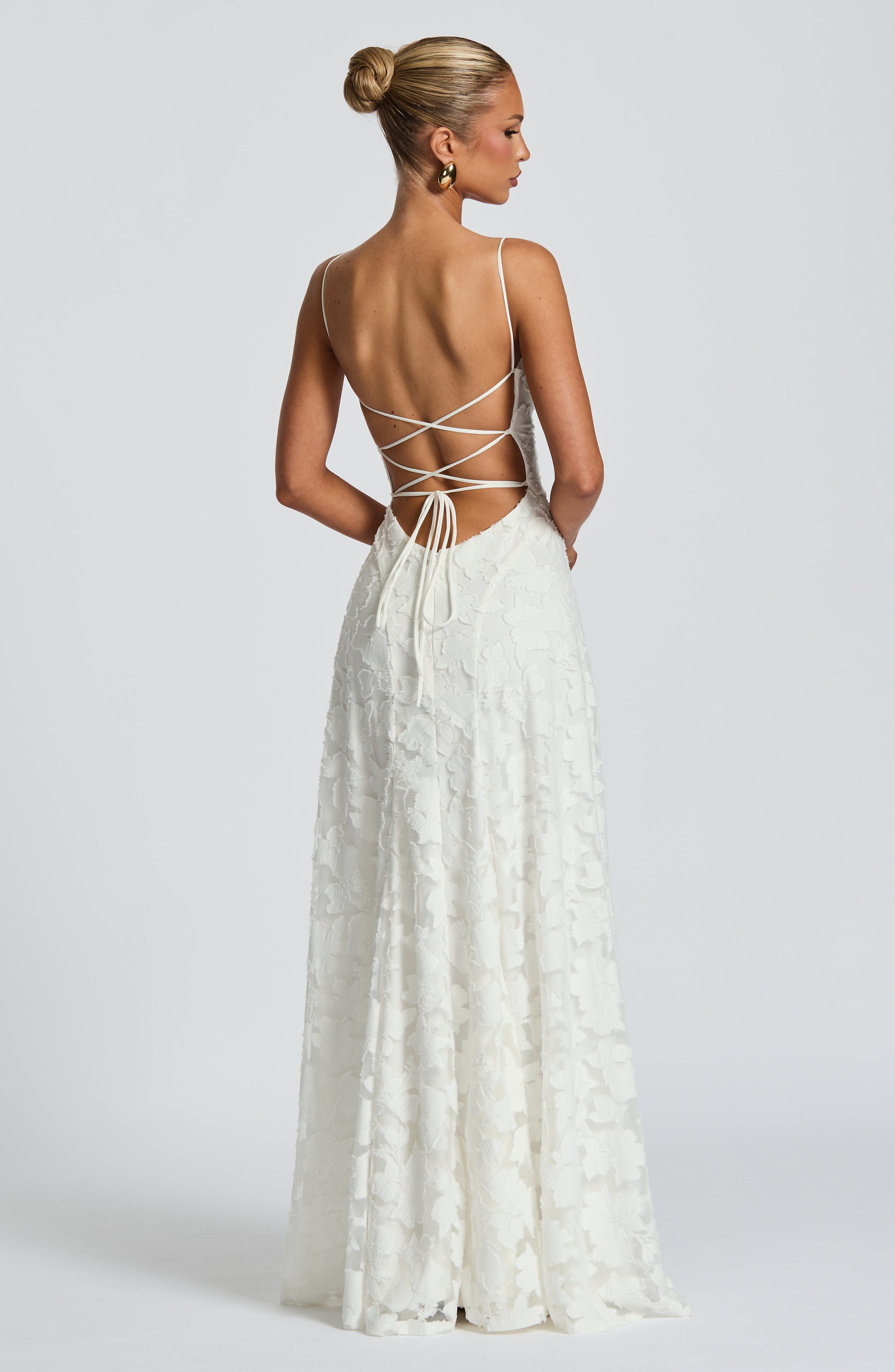 Blütenzauber Maxikleid mit Schnürdetail – Florales Sommerkleid Damen