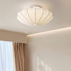 Okrągła lampa sufitowa z materiałowym kloszem i oprawą E27