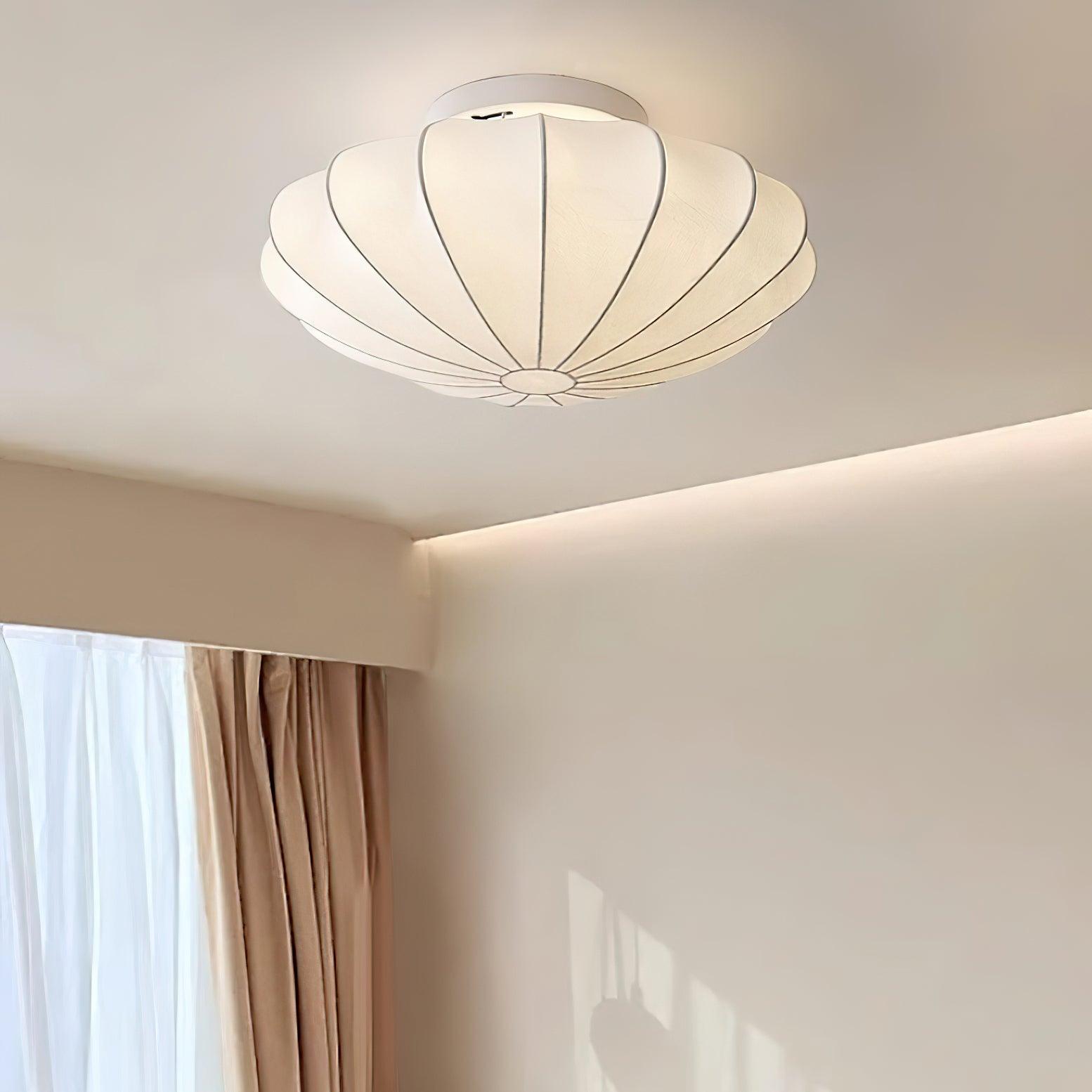 Okrągła lampa sufitowa z materiałowym kloszem i oprawą E27
