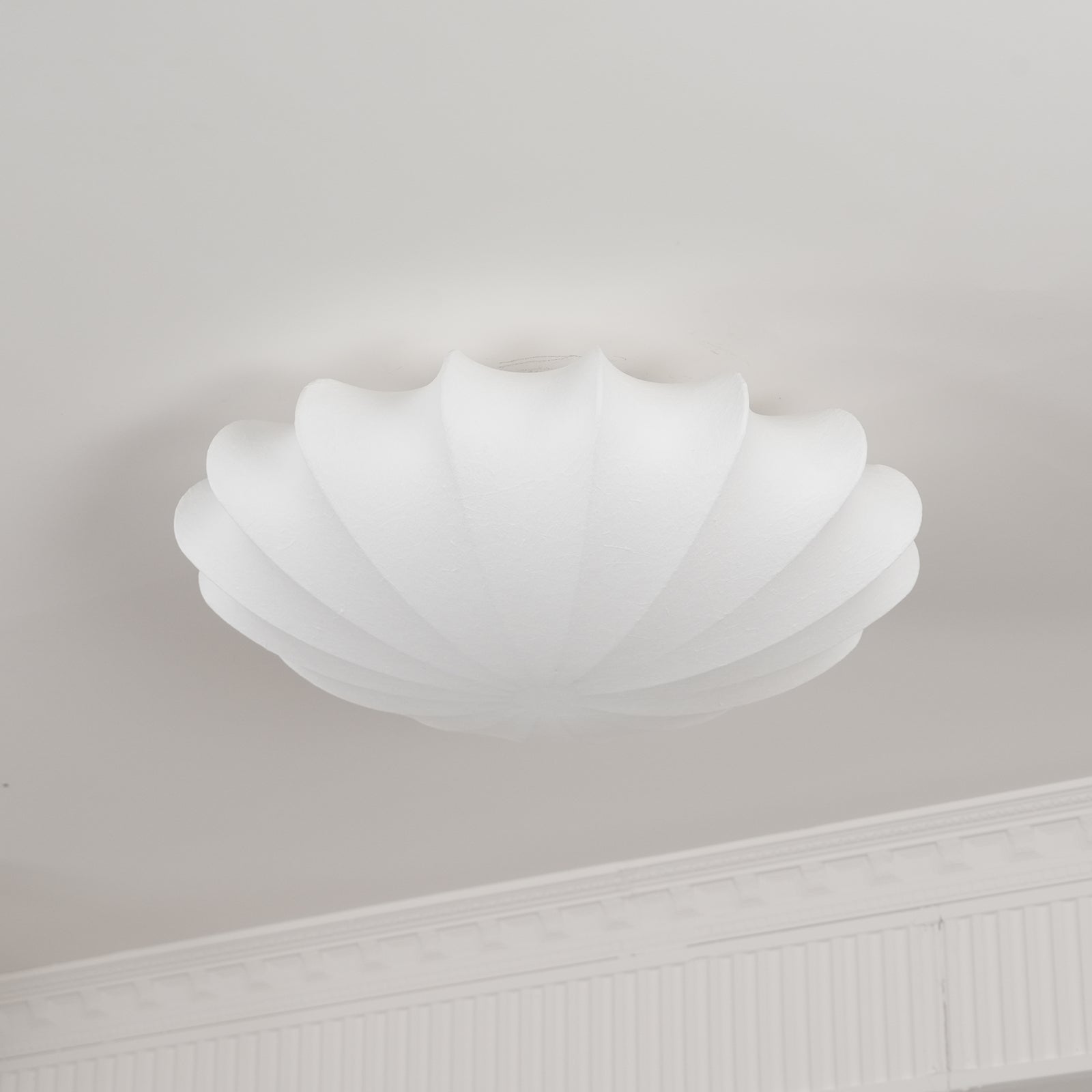 Okrągła lampa sufitowa z materiałowym kloszem i oprawą E27