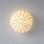 Okrągła lampa sufitowa z materiałowym kloszem i oprawą E27