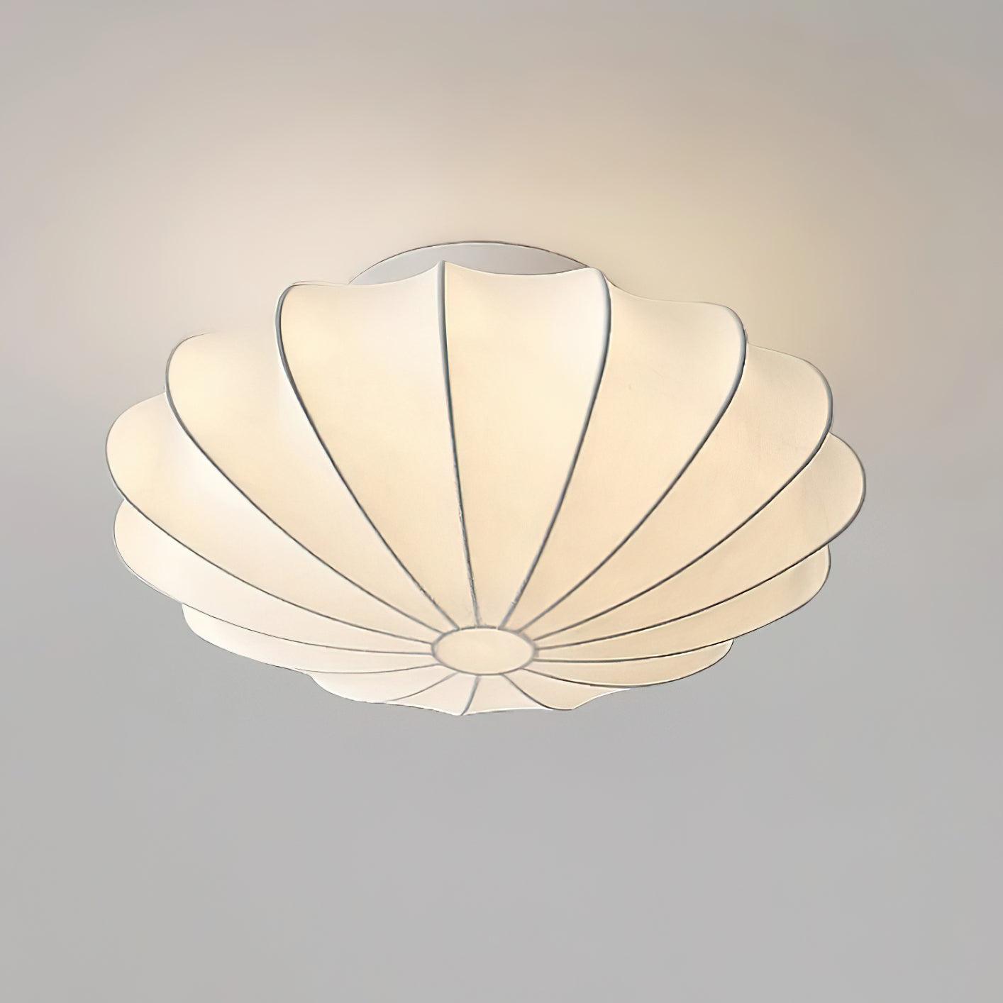 Okrągła lampa sufitowa z materiałowym kloszem i oprawą E27