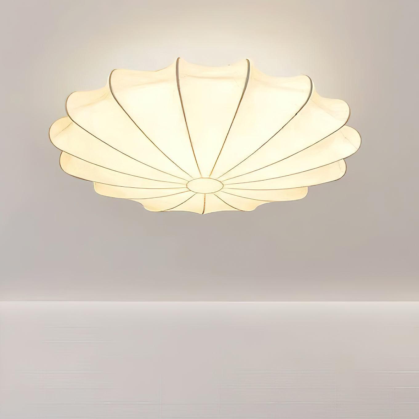 Okrągła lampa sufitowa z materiałowym kloszem i oprawą E27