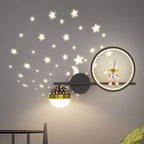 Lampa ścienna LED SternLumi dla dzieci z projekcją gwiazd ciepła