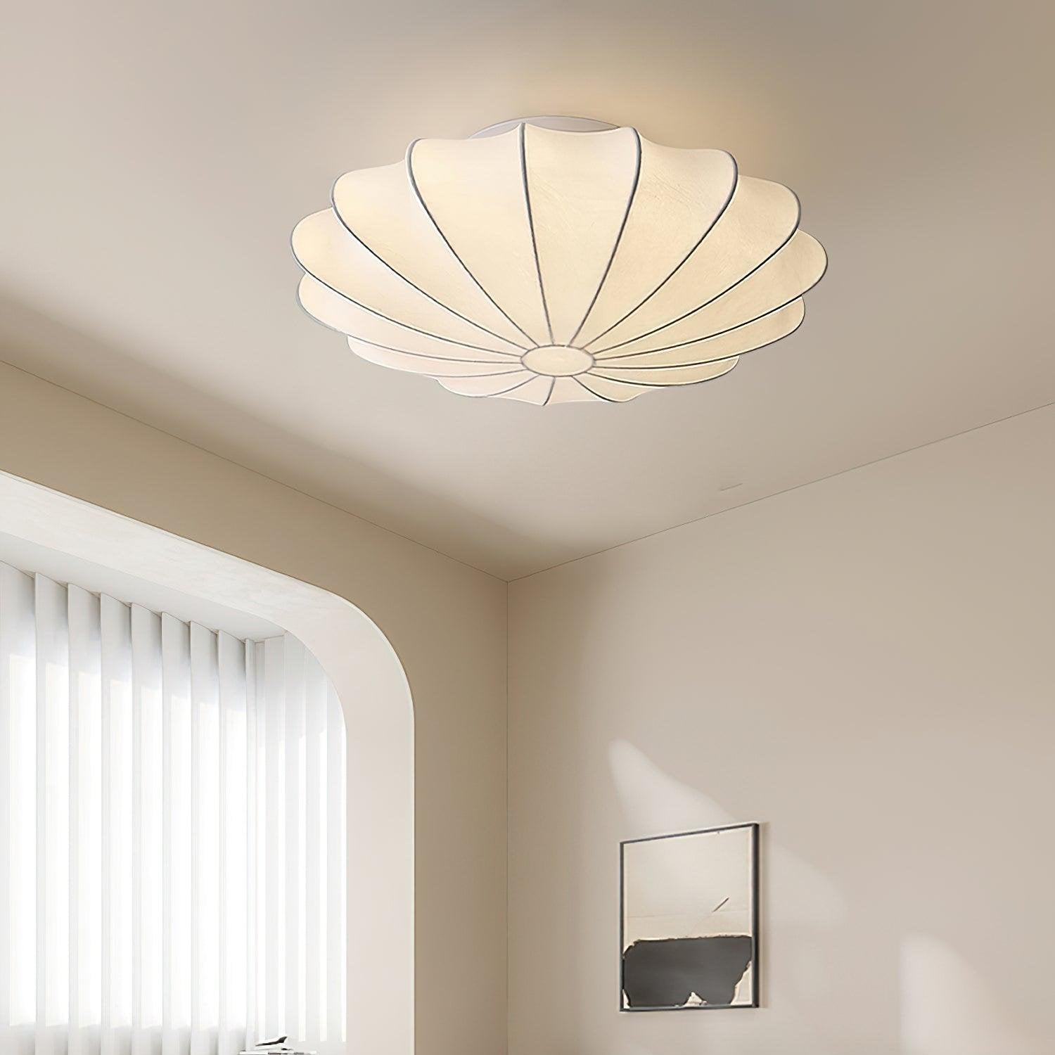 Okrągła lampa sufitowa z materiałowym kloszem i oprawą E27