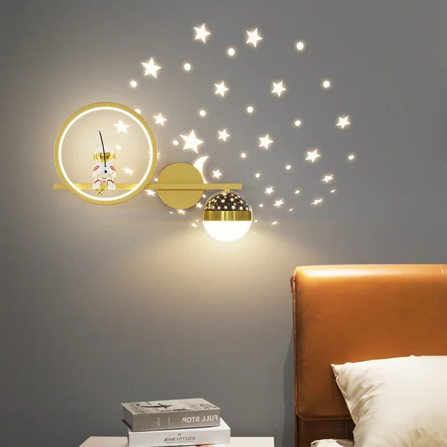 Lampa ścienna LED SternLumi dla dzieci z projekcją gwiazd ciepła