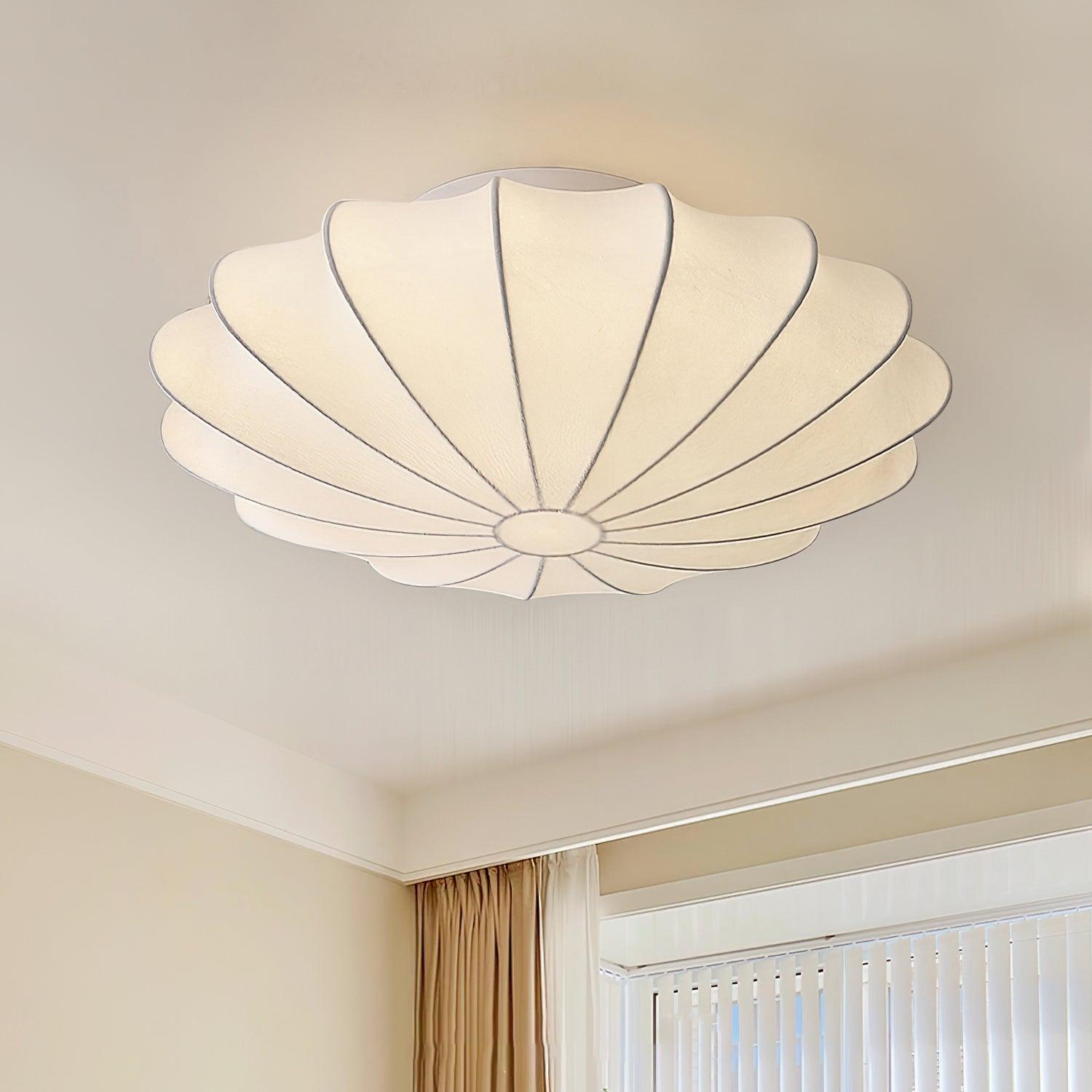 Okrągła lampa sufitowa z materiałowym kloszem i oprawą E27