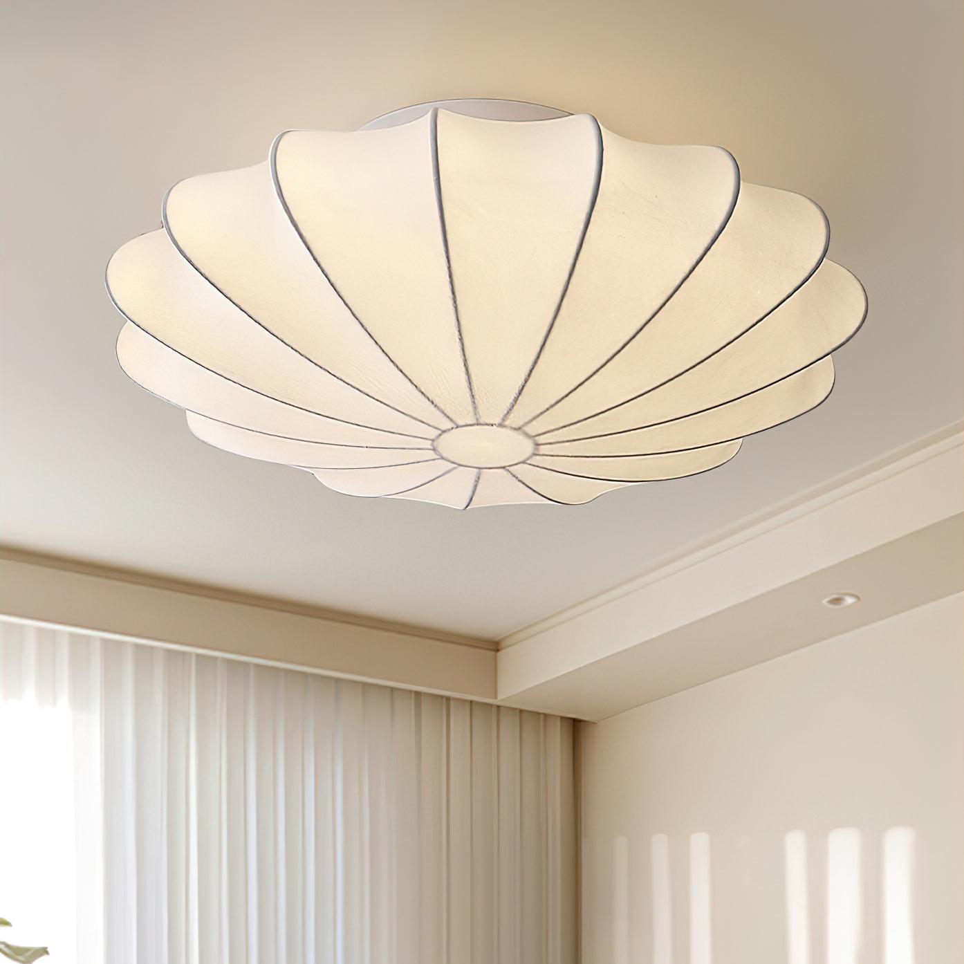 Okrągła lampa sufitowa z materiałowym kloszem i oprawą E27